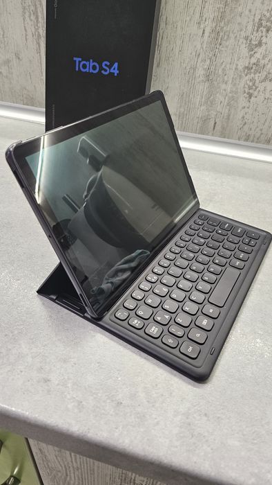 Samsung Galaxy Tab S4 + оригинална клавиатура + кутия