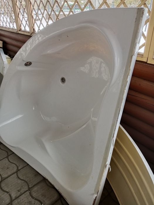 Продам угловую ванну