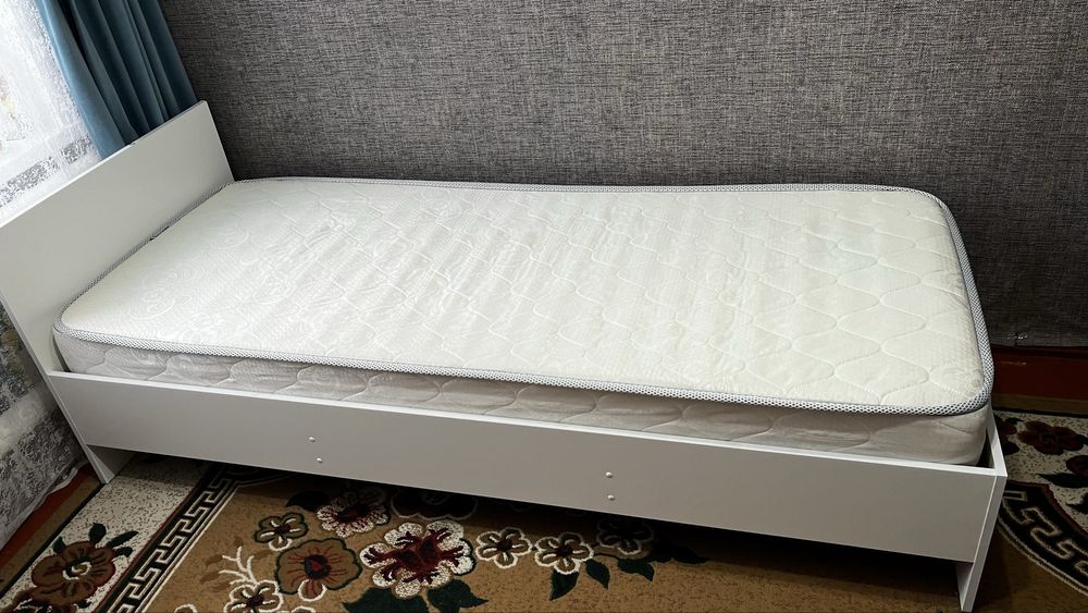 Кровать с матрасом