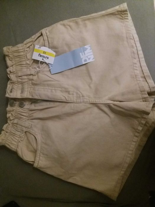 Pantalon scurt si echipament fete