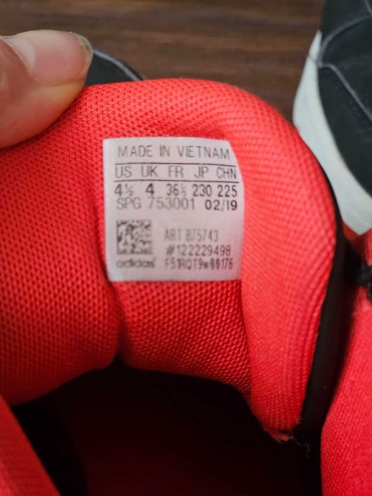 Кецове Адидас-черно и червено