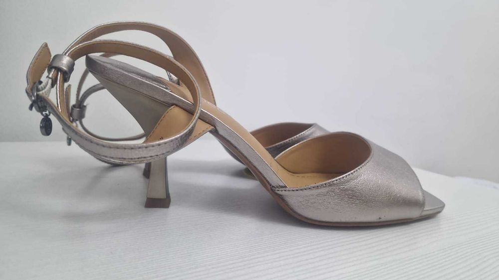 Сандали кожаные на каблуке