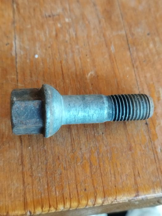 Дълги и къси болтове за Мерцедес оригинални