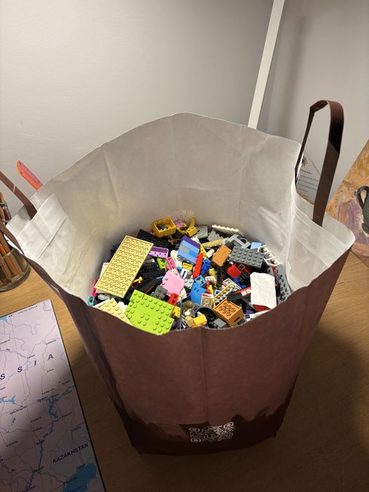 Vând Lot LEGO: 3 kg piese diverse, placi de baza albastre si carte de constructii Klutz „Chain Reactions”