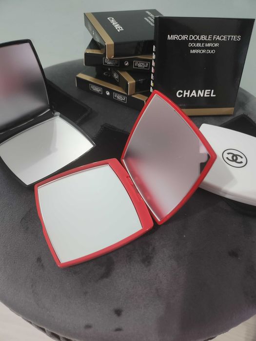 Oglinda de poseta compacta Chanel  accesoriu elegant