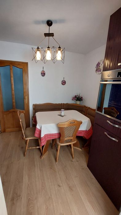 Închiriez apartament 3 camere  etaj 1