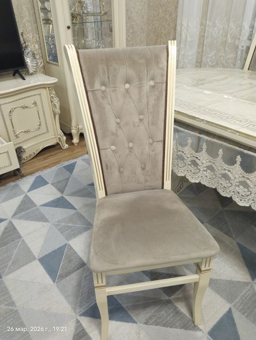 Стол со стульями для гостиной