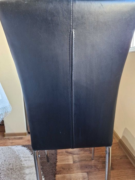 Продавам стъклена маса + 4 стола