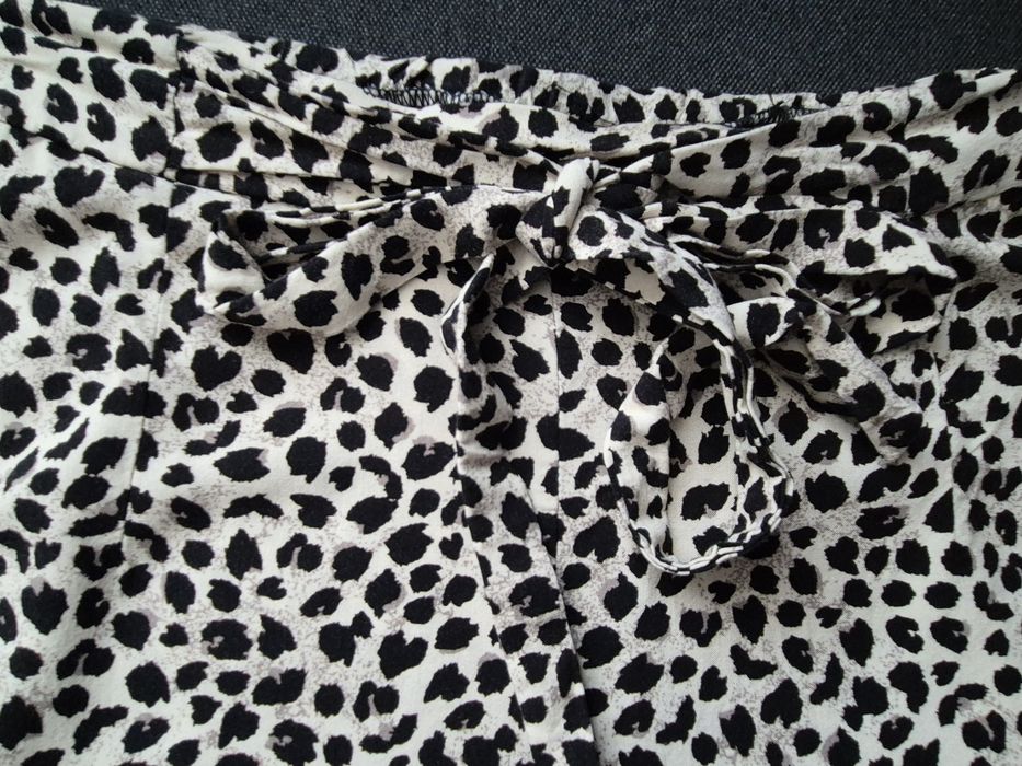 Pantaloni scurți (șorți) animal print H&M, cordon în talie, franjuri, mărimea 34