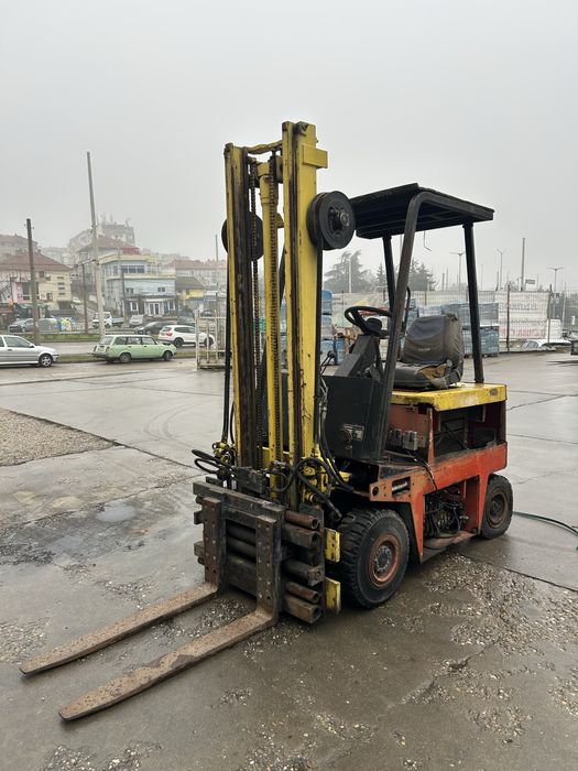 Електрокар със зарядна станция