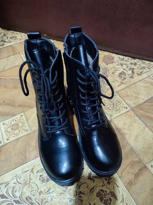 Продам женские ботинки