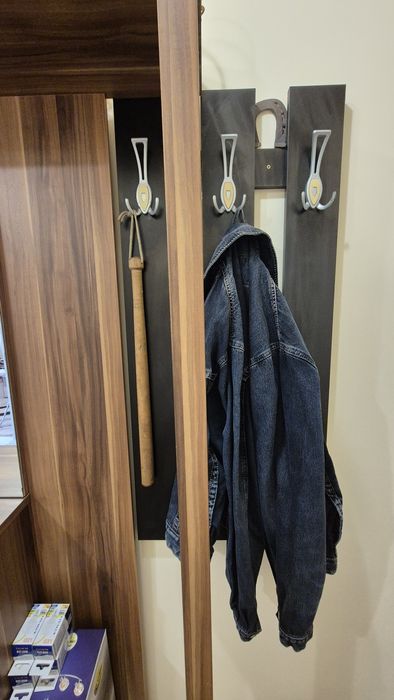 Малък шкаф, мини етажерка, портманто и закачалки за якета