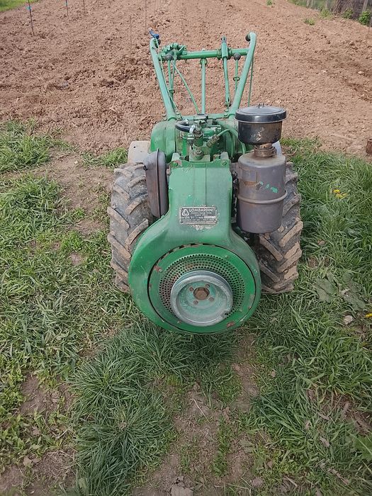 Vînd motocultor 14 cp preț.1300 euro și mulgătoare vaci 1600 lei