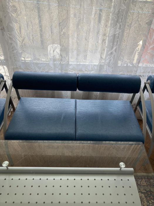 Стъклена холна маса с метални крака