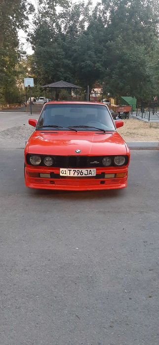 Автомобиль BMW 5 в кузове E28 в хорошем состоянии