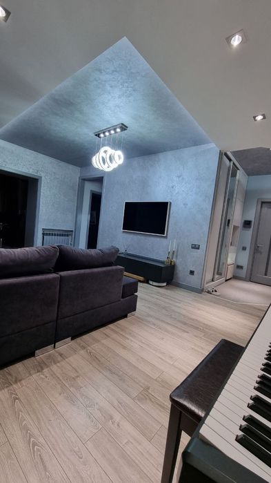 Продается своя квартира,евро ремонт,шикарная  и в хорошем районе.