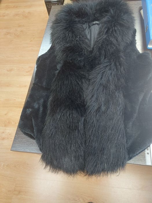 Намален черен дамски пухен елек