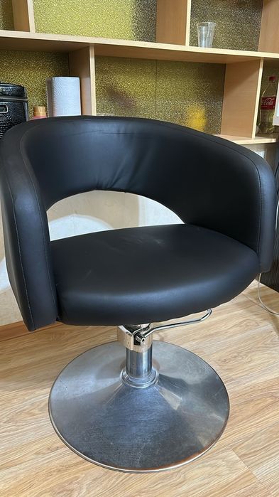 Продаётся кресло парикмахера б/у