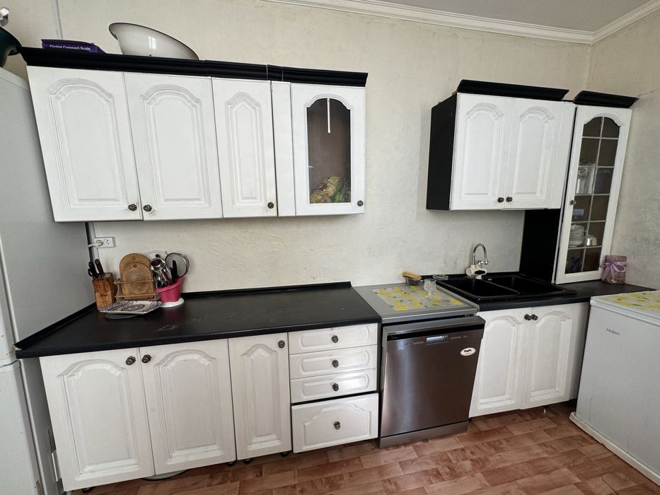 Шкафтар жаксы күйде. Киім салатын шкафтар потолокка дейін 2.80,