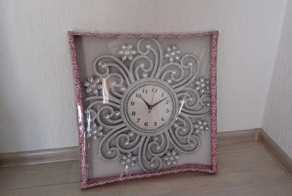 Красив стенен часовник