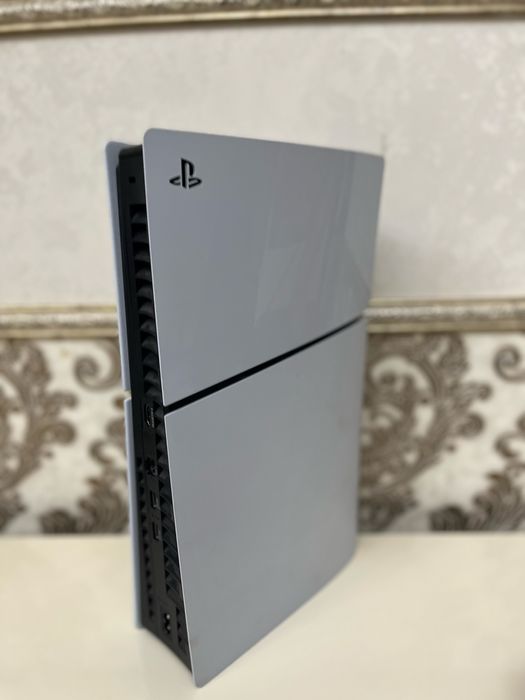 PS 5 slim.