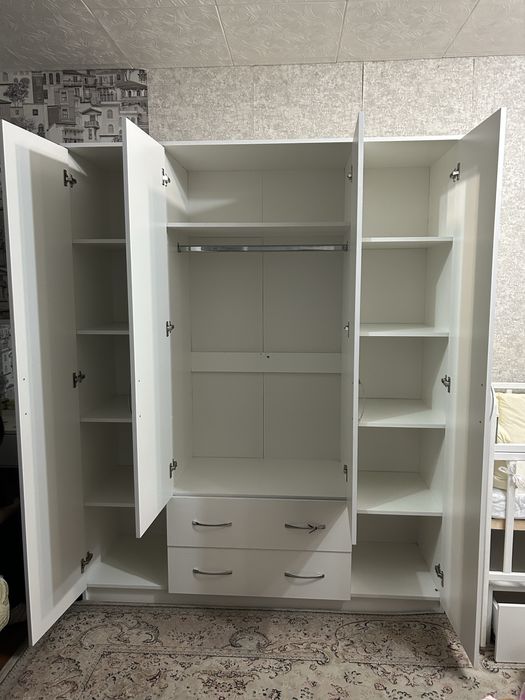 Распашной шкаф с зеркалами