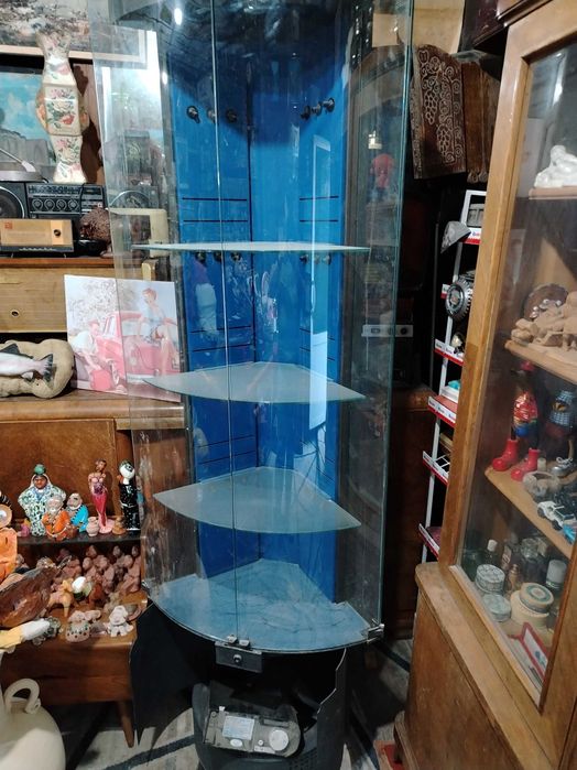 Витрина с подсветкой, Европа. 2 штуки.