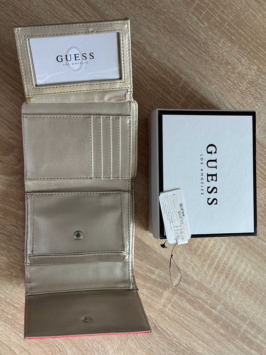 Оригинално дамско портомоне в електриков/неонов цвят, GUESS
