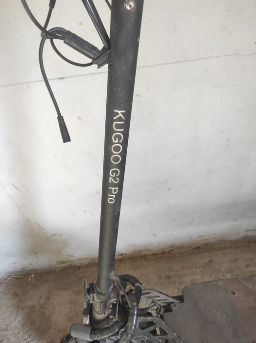 Vând trotineta Hugo G2 pro