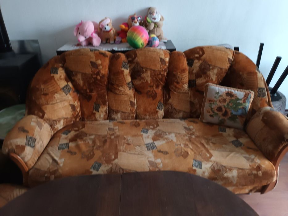 Продавам диван.Запазен. Става и на спалня.
