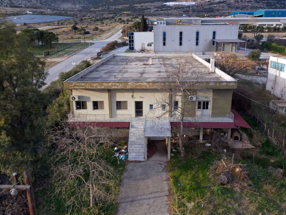 Продава се промишлен обект от 935 кв.м. в VI.PE. Кавала (код 4693)