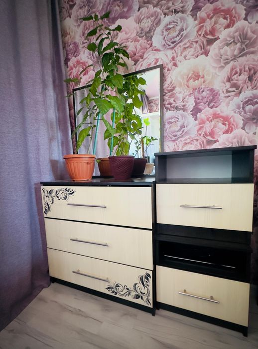 Мебель: комод и тумбы.