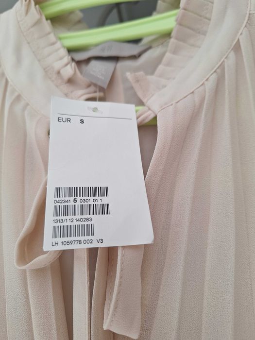 Продавам дълга рокля HM