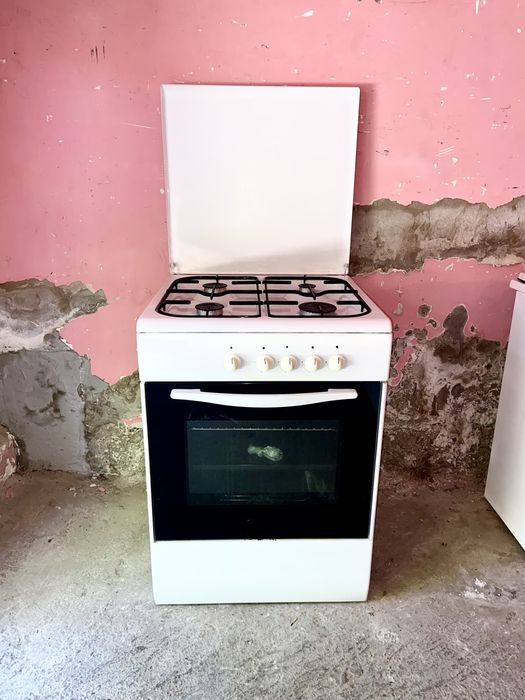 Продам газ плиту Беко рабочая
