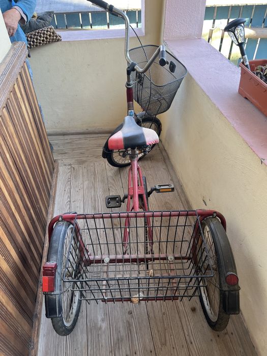 Tricicleta 24", 3 roti, cu cos de cumparaturi, rosie