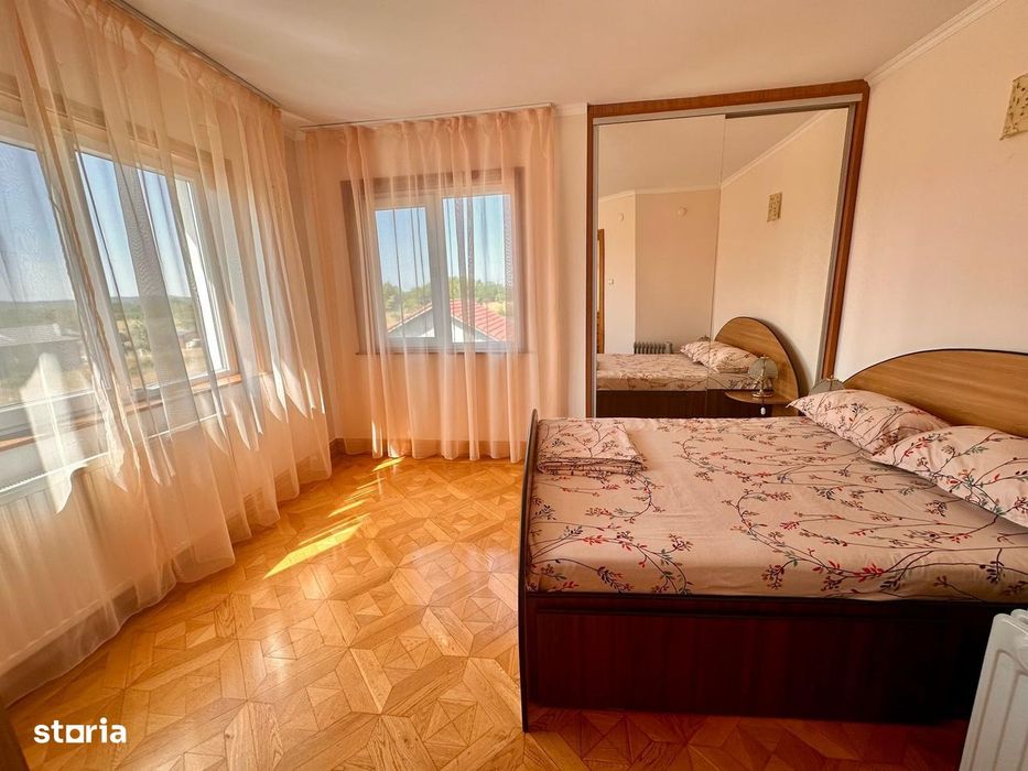 Casă cu 4 camere, curte mare și garaj