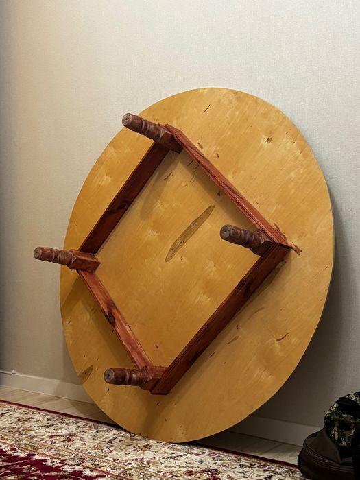 Деревянный круглый стол