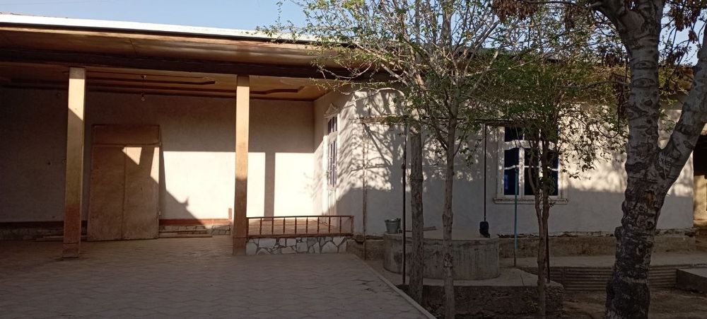 Buxoro viloyati Qorako'l tumani sentrda joylashgan uy sotiladi