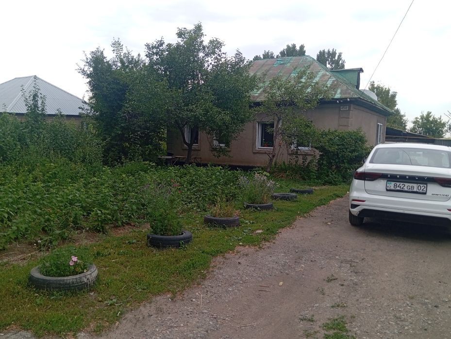 Дом вдоль трассы Кызыл Кайрат