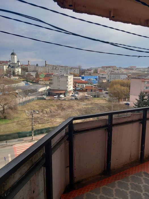 De inchiriat apartament 3 camere decomandate, Bloc UM, et.5/6, 2 bai