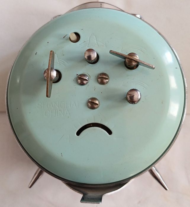 Ceas de masa deosebit (functional, cu animatie) D: 9,50 cm H: 14,50 cm