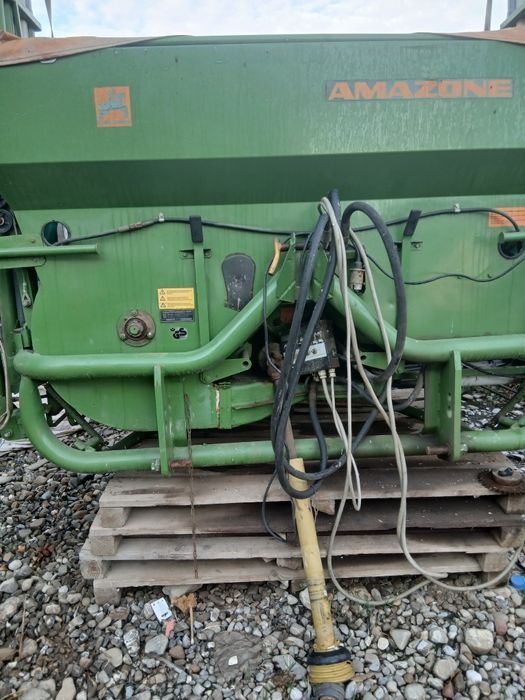 Vând distribuitor de ingrasaminte