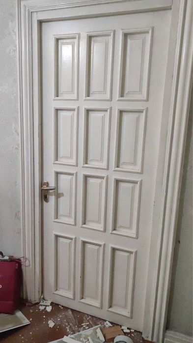 Eshik oppoq, taxtasi prochniy sotuvda yana bor, oynaligiyam