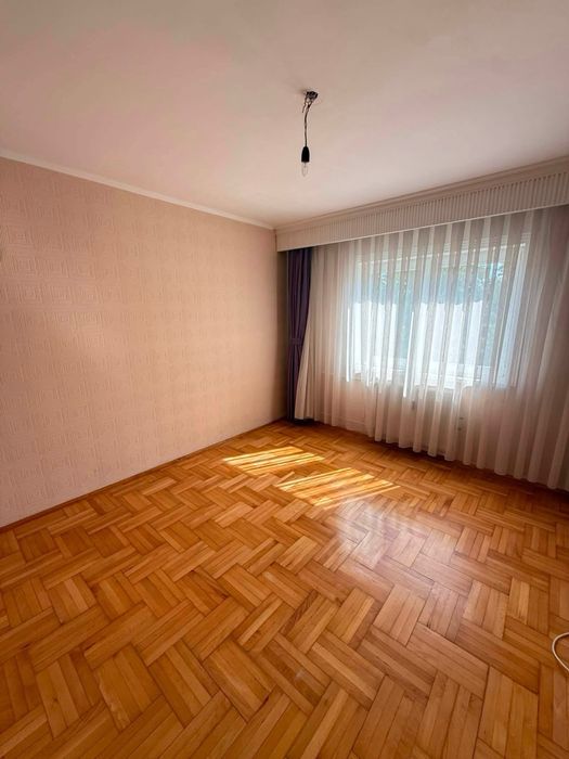 Apartament cu 3 camere , zona Rogerius