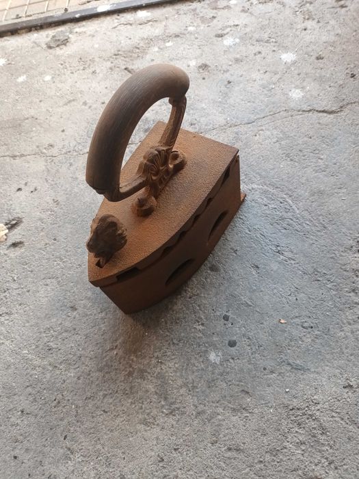 Продавам 100 годишна ютия, която е работила със жар!