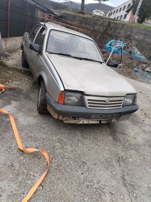 Opel Ascona  1.8s vând sau dezmembrez