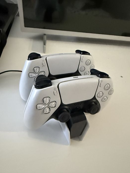 Ps5 disk cu 7 jocuri si 2 manete si incarcator la ele