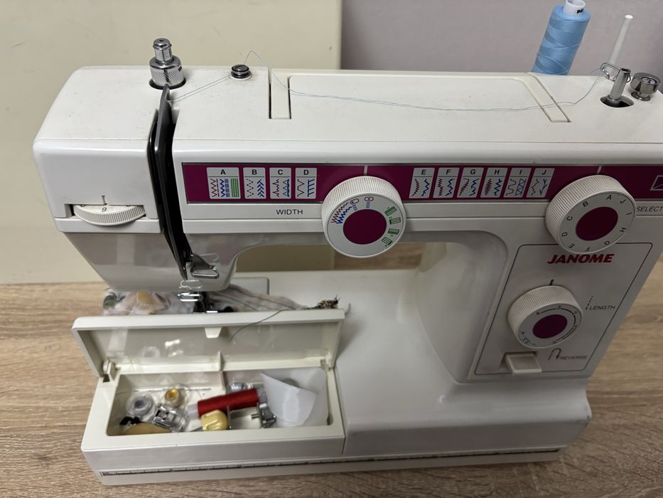 Швейная машина. Janome