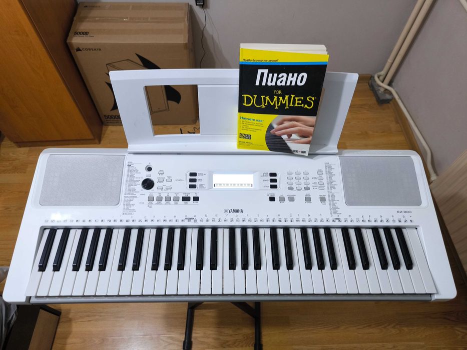 Синтезатор Yamaha EZ-300 със стойка