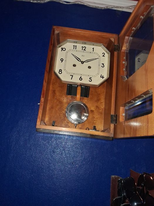 Продам часы настенные риалитетные антикварный